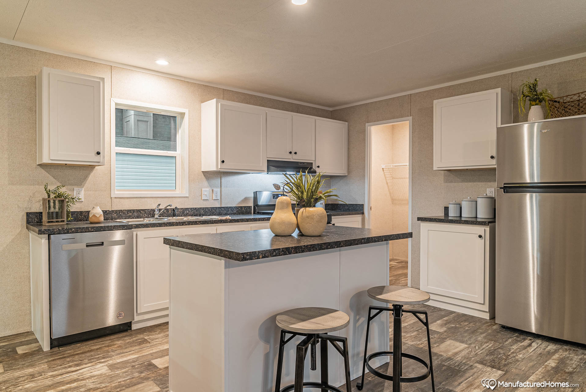 cleona_feh_leola_skyline_3904_kitchen_1