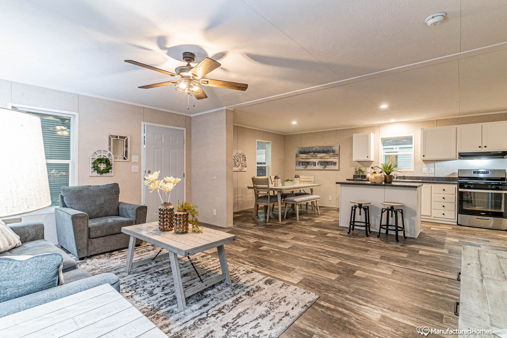 cleona_feh_leola_skyline_3904_livingroom_1